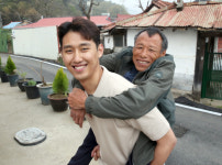 200㎞ 직접 운전하는 1m34㎝ 아버지, 소문난 효자 1m95㎝ 아들의 감동 배구