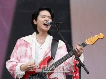 [포토] 터치드 윤민 '무대를 즐겨요'