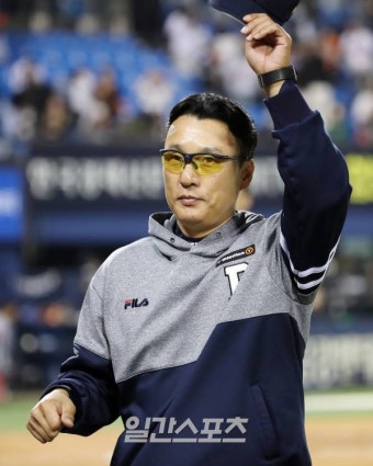 [포토]두산 이승엽 감독, 관중에 승리 인사