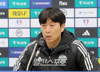 [포토]인터뷰하는 김두현 감독대행