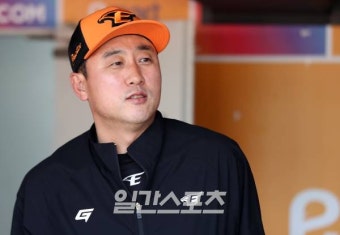 [포토]취재진과 얘기 나누는 최원호 감독