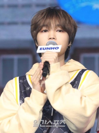 [포토] 인사말 하는 유나이트 은호