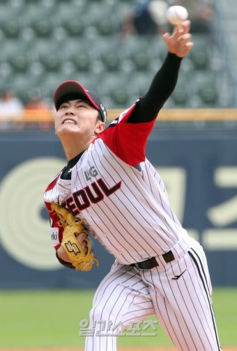 [포토]김윤식, 팀 4연승을 이끈다