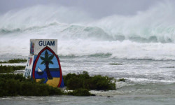 태풍에 발 묶인 괌 공항 29일 운영 재개