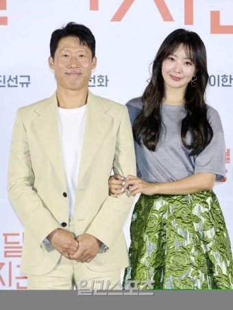 [포토] 유해진-김희선, 다정하게 팔짱 끼고