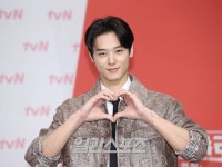 [포토] 더보이즈 주연, 사랑스러운 하트 포즈