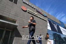 [포토] 부산국제영화제, 영화의전당 앞 지나는 시민들