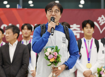 한국 축구의 새 황금시대…황선홍 감독의 바람은? “소집 훈련 기간 필요, 협회와 연맹의 도움 절실”