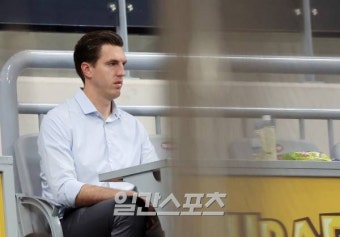 [포토]경기 지켜보는 샌프란시스코 단장