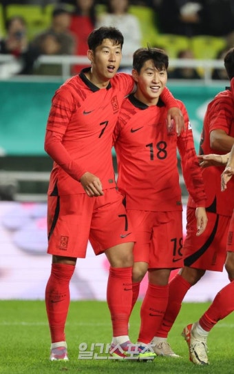 [포토]이강인,골넣고 손흥민과 환한미소