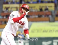 [포토]연타석 홈런 한유섬, 다음엔 역전이다