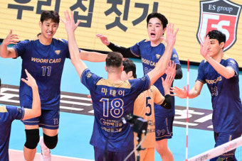 [IS 장충] 30점 듀스 승부만 2번...우리카드, 3시간 접전 끝에 개막 4연승...신영철 감독 최다승 경신