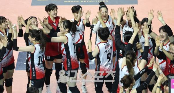 이선우의 활약으로 정관장, 흥국생명 상대 역전 승리! 정규리그 1위 통한 팀열정 재확인