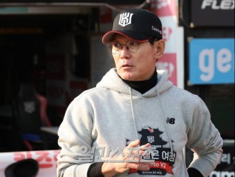[포토]이강철 감독, 1차전 필승 전략은?