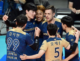 '삼각편대 47점 합작' 우리카드, 최하위 한국전력 꺾고 1위 탈환