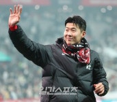 [포토]손흥민, 팬들이 건넨 머플러 하고 인사