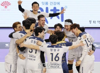 [포토]우리카드, 대한항공 완파하고 1위 탈환