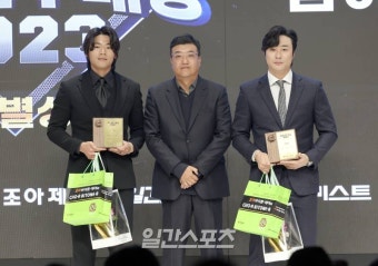 [조아제약 시상식] '한국인 최초 GG' 김하성, 루키 배지환과 특별상 수상