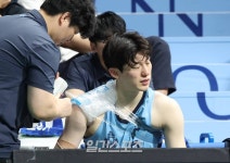 [포토]어깨부상 이정현, 이럴 때가 아닌데