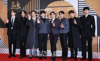 테일러 스위프트도 꺾었다...에이티즈는 어떻게 '빌보드 200' 1위에 올랐나 [줌인]