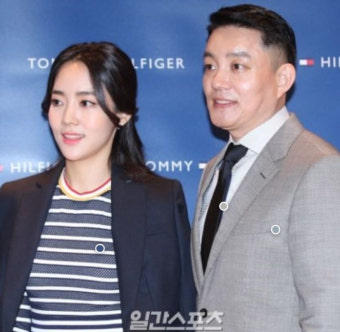 이범수이윤진 부부, 팔로우 취소→의미심장 SNS…“이혼 아니다” 부인