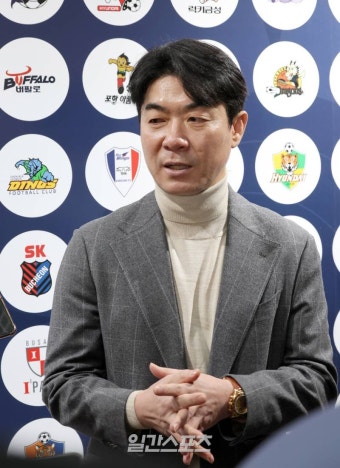 [포토]인터뷰하는 윤정환 감독