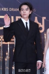 [포토] 김도훈, 훈남의 손인사