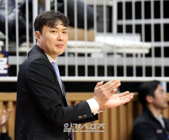 [포토]송영진 감독, 드디어 입가에 미소가