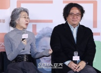 [포토] 김덕민 감독에게 애정이 가득한 윤여정