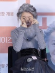 [포토] 윤여정, 잘 안보이는 안경을 거꾸로 써 볼까?