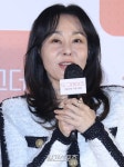 [포토] 인사말 하는 김윤진