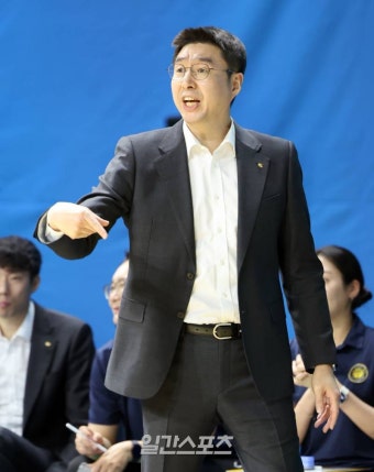 [포토]선수들 독려하는 김완수 감독
