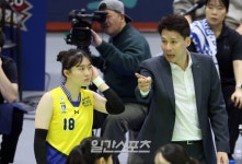 [포토]한미르에게 작전지시하는 강성형 감독