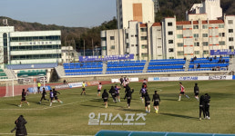 [IS 통영] 고려대, 10년 만의 대학축구 우승…승부차기 끝 선문대 꺾고 통영기 ‘정상’