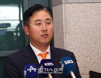 [포토]취재진의 질문에 답하는 최원호 감독