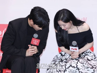 [포토] 김수현-김지원, 서로 칭찬에 표하는 감사