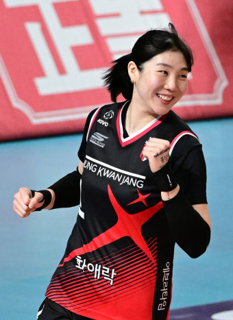 '7연승·PO 확정'에도 웃지 못한 정관장, 주포 이소영 부상 '봄배구 어쩌나'