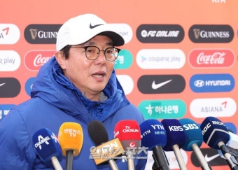 [포토]첫 훈련 전 인터뷰하는 황선홍 임시감독
