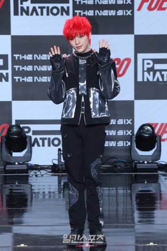 [포토] 더뉴식스 천준혁, 섹시한 손인사