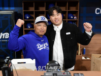 [서울 시리즈] 류현진이 선물한 대전 명물빵, MLB 752승 감독도 홀렸다 폭풍 먹방까지