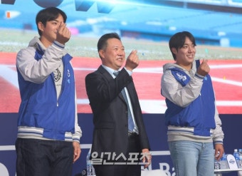 [포토]구자욱-박진만 감독-원태인,  하트와 미소로 인사