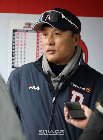 [포토]경기전 취재진들과 얘기 나누는 이승엽 감독