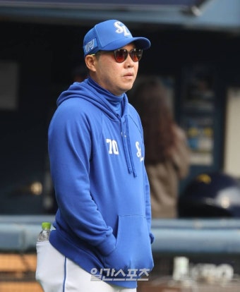 박진만 감독, 골든글러브 수상 선수 축하 속에서 선수 지지 중심적 행보 등 주목