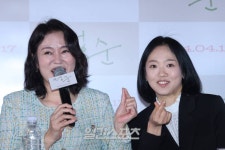 [포토] 김금순-윤금선아, 애정을 표현하는 배우들