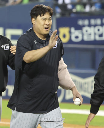 양의지의 탄성 자아낸 칼날 제구력, 류현진의 100승 도전