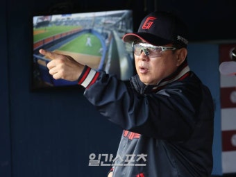 [포토]경기 지켜보는 김태형 감독