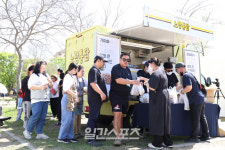 "치킨 먹고 힘내세요~"…노랑통닭, 자라섬서 치킨 나눔 행사 [2024 캠핑요리축제]