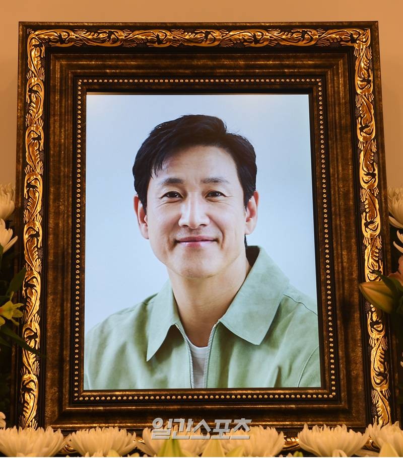 배우 송영규의 갑작스러운 사망으로 연예계가 슬픔에 잠겼습니다.