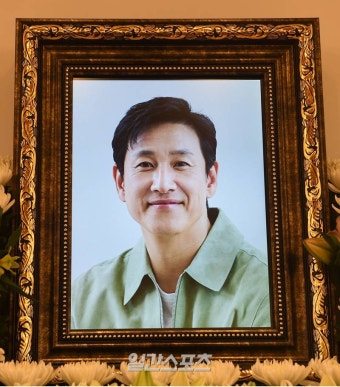 배우 송영규의 갑작스러운 사망으로 연예계가 슬픔에 잠겼습니다.