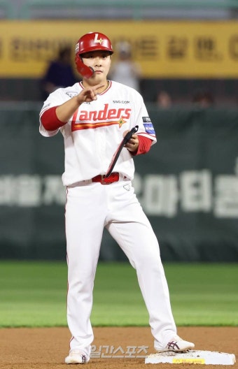 [포토]최준우, 9회 싹쓸이 2루타